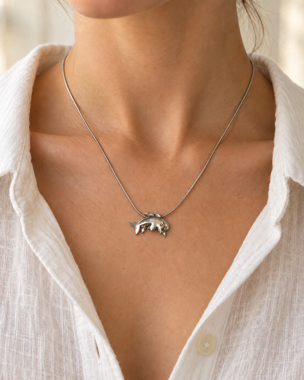 Collar Brisa Marina – Doble Delfín Rodiado