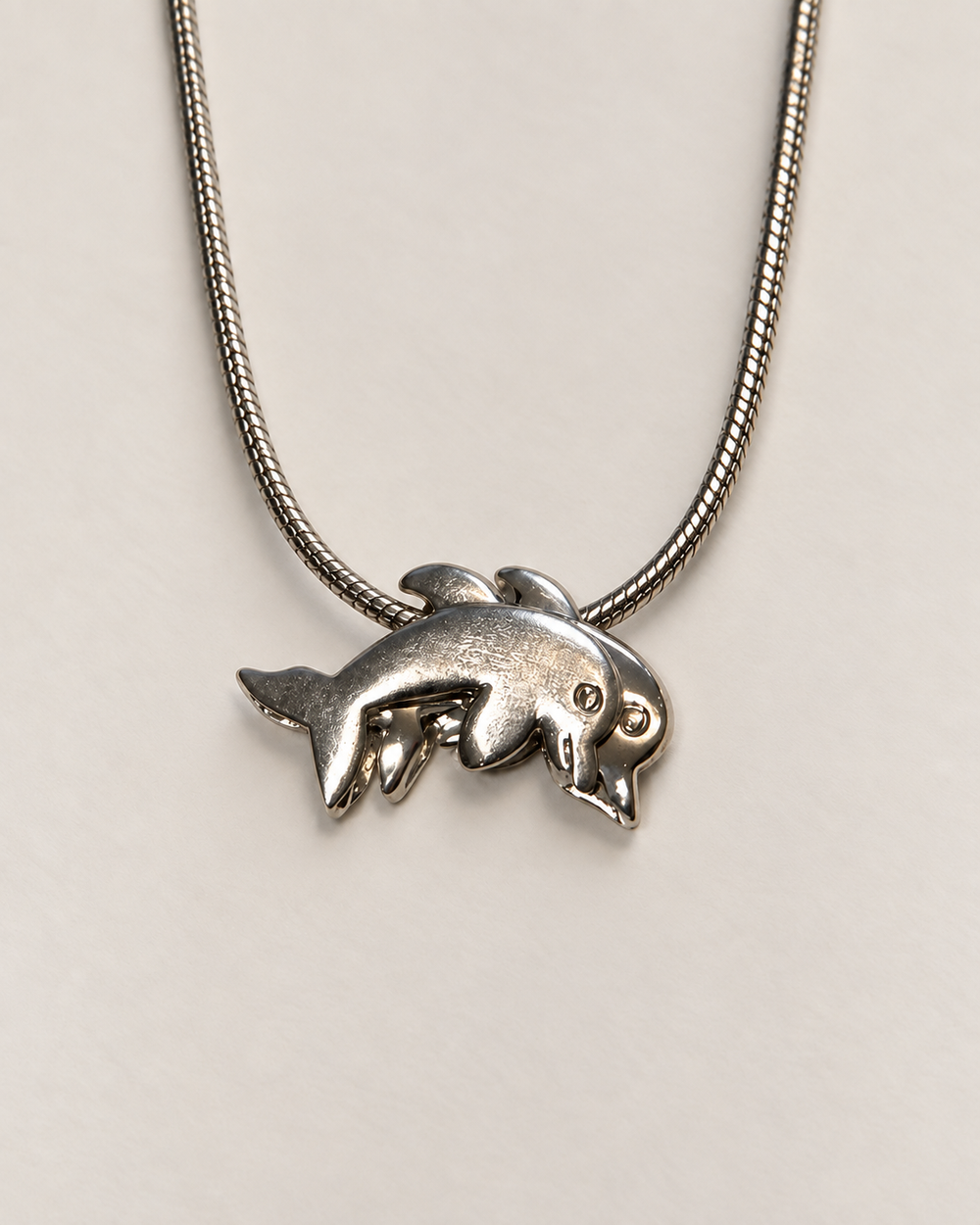 Collar Brisa Marina – Doble Delfín Rodiado
